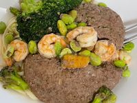漢堡肉蝦仁毛豆花椰菜起司炒麵
