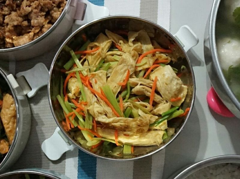 露營簡單料理。芹菜豆皮