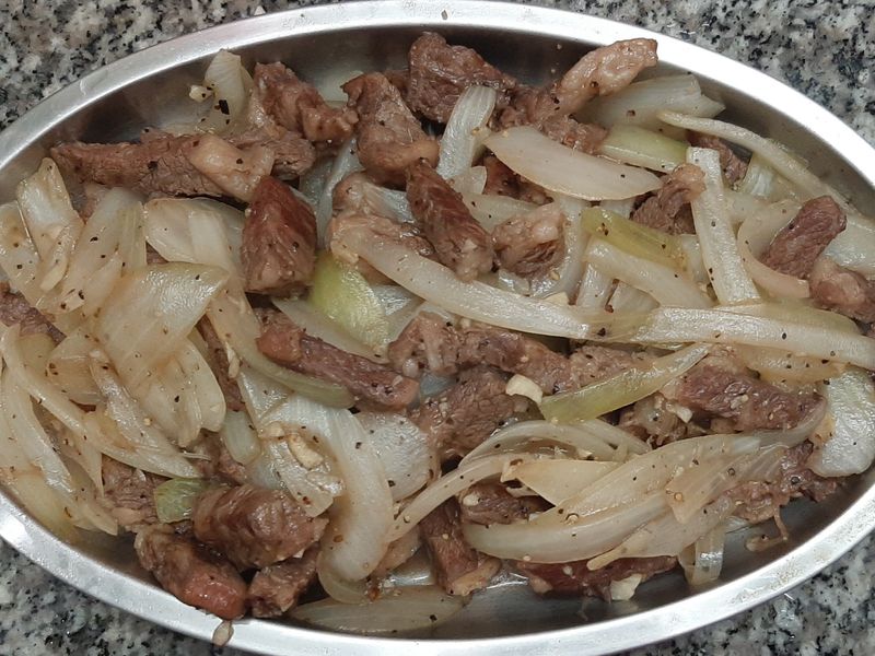 洋蔥炒牛小排