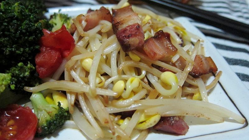 今天晚餐吃什麼:鹹豬肉炒黃豆芽