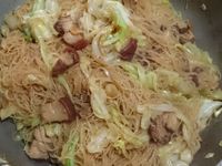冰箱剩的滷肉炒米粉