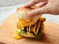 爆漿蛋黃魚柳米漢堡（影音食譜）
