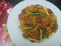 蔥蔥香腸炒麵【紅酒帕式達】