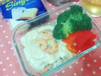 卡夫起司蝦仁蛋炒飯便當及蒜味橄欖油青蔬