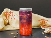 分层渐变的饮品草莓蝶豆花汁，颜值超高~