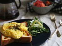 早餐也要吃飽飽～牛奶炒蛋吐司