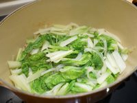 洋蔥炒小白菜。清甜爽口