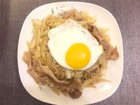 肥肥貓日式流心蛋豚肉炒麵