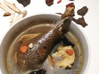 滋補湯品 <雞肉> 何首烏藥膳烏骨雞湯