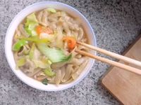 淡黄的面条，蓬松的蔬菜，吃苦荞刀削面开狂