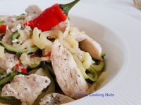 蒜辣鯷魚雞胸櫛瓜麵