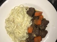 紅酒燴牛肉附奶油雞蛋麵