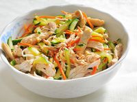 雞絲不柴鮮嫩爽口的小黃瓜雞絲麵