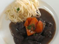 #紅酒燴牛肉附奶油雞蛋麵