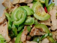 蒜辣蛇瓜炒松阪肉