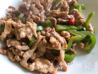 青椒辣炒肉絲。美味便當菜