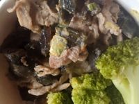 皮蛋肉片蓋飯
