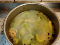 蒜頭馬告山苦瓜雞湯