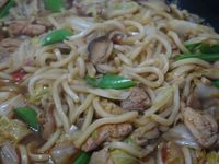 雞腿肉炒烏龍麵