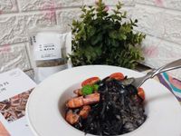 香料海鮮墨汁義大利麵