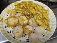 酪梨胡麻醬佐生食級半熟干貝