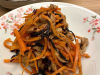 紅蘿蔔炒羊棲菜與豆包