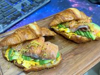 酪梨鮭魚炒蛋可頌