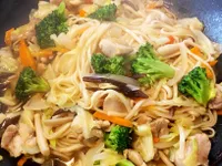 雞腿什錦炒麵