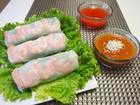 越南春捲[Vietnamese Fresh Spring Rolls with Shrimp and dipping sauses]