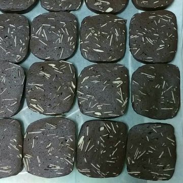張侑鈴一起做了巧克力杏仁餅乾
