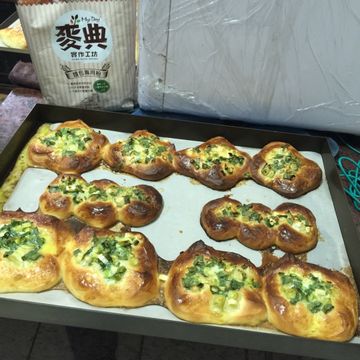 凱 燕一起做了蔥花麵包  【麥典實作工坊麵包專用粉】