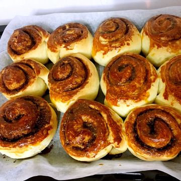 米克洛一起做了瑞典 肉桂捲（Kanelbullar）