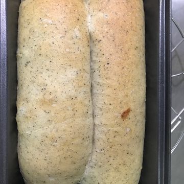 企鵝好愛煮一起做了芝麻鮮奶吐司