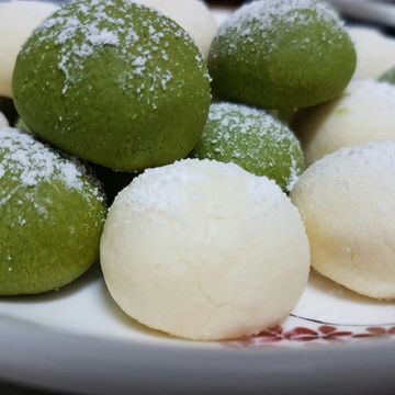 小鳳凰一起做了入口即化雪球餅乾