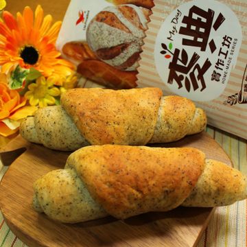 小潔的廚房記事一起做了免揉~芝麻歐風麵包