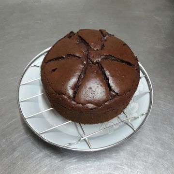 蔡嘉家一起做了巧克力戚風蛋糕．鬆軟口感（減糖減油版）