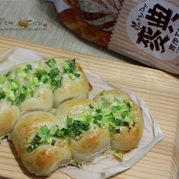 毛媽卡洛琳一起做了蔥花麵包  【麥典實作工坊麵包專用粉】