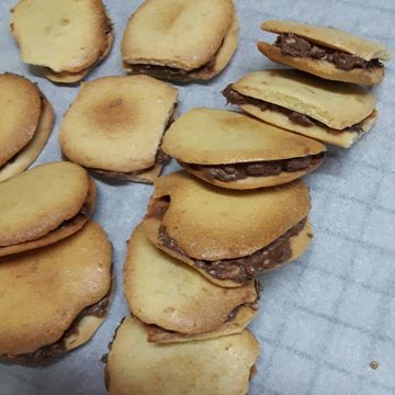 蔡嘉家一起做了自製米蘭諾夾心餅乾（檸檬巧克力餡）