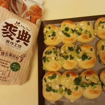 Locamami生活趣一起做了蔥花麵包  【麥典實作工坊麵包專用粉】