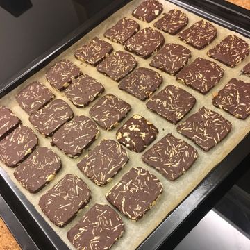 cher一起做了巧克力杏仁餅乾
