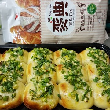 思步頁一起做了蔥花麵包  【麥典實作工坊麵包專用粉】