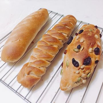 OH Yaya一起做了松子黑桑子乾全麥朱仔包