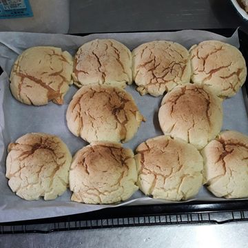 蔡嘉家一起做了菠蘿麵包