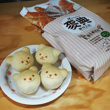 小白貓一起做了簡單揉「小熊甜筒麵包」夏日裡的療癒麵包♪