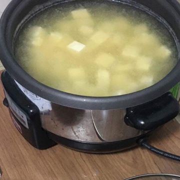料理潔一起做了鮭魚豆腐味噌湯。快速煮好湯!