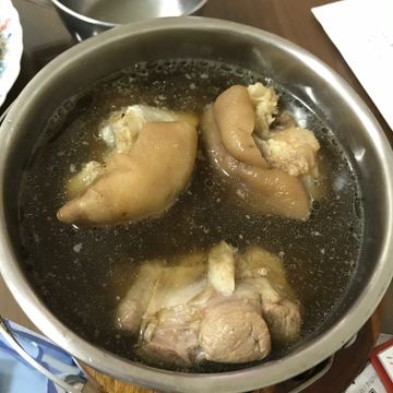 企鵝好愛煮一起做了藥膳燉豬腳湯