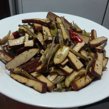 林佳穎一起做了蒜苗豆鼓炒豆干小魚乾
