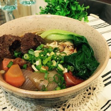 米娃愛做菜一起做了蕃茄紅燒牛肉麵