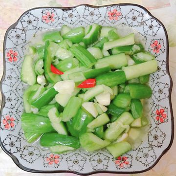 羅秋月一起做了涼拌小黃瓜
