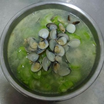 容一起做了薑絲蛤蜊澎湖絲瓜湯